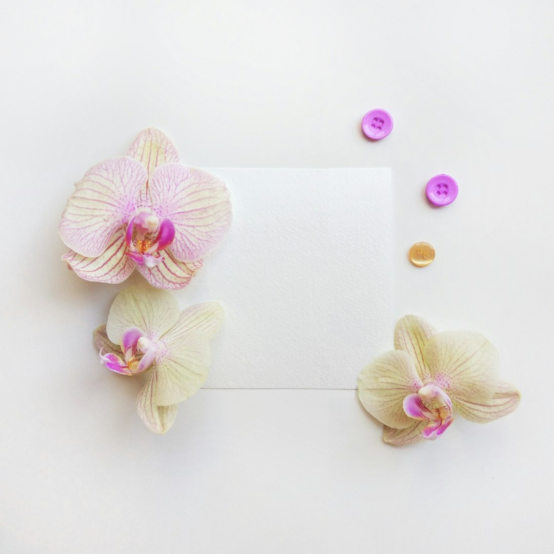 Een kaartje schrijven bij een bloemcadeau